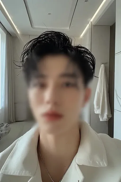 밝고 깨끗한 실내에서 세련된 스타일을 선보이는 관악 지역 전담 여성마사지 매니저.